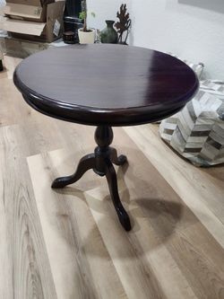 Round Mahogany Side Table / End Table