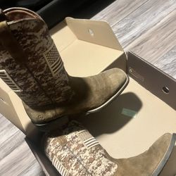 Size 11 Ariat Boots 