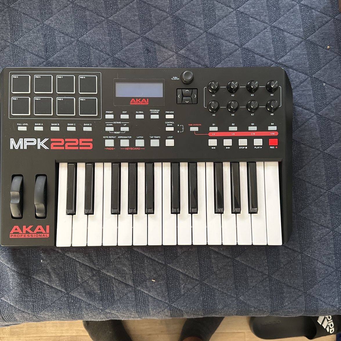 Akai MPK 225 Professional Compact MIDI Controller 