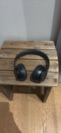 Black Over-Ear Wireless Headphones Beats Solo3