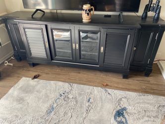 Tv stand/entertainment center withglass doors