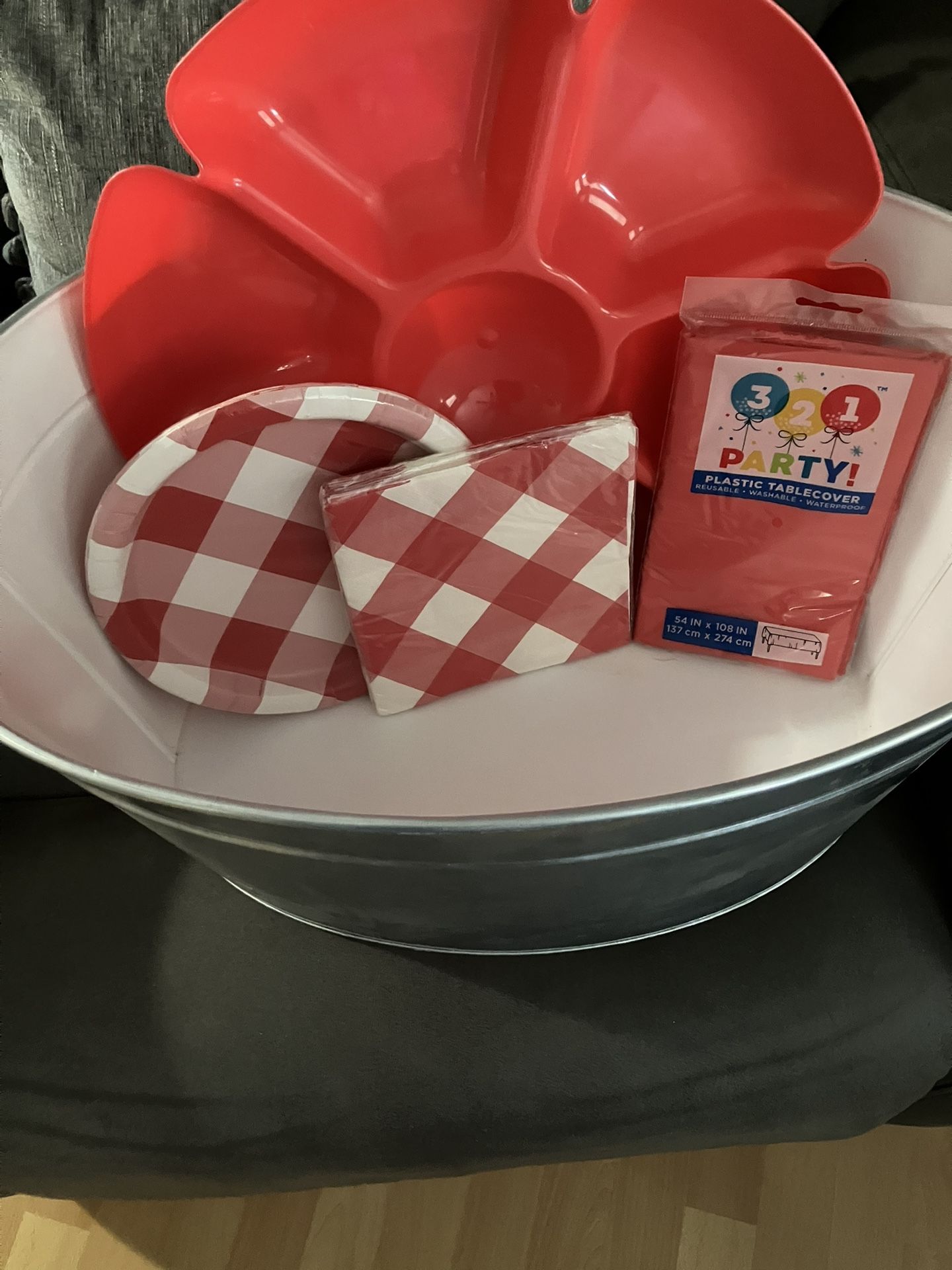 Picnic Bucket, Ice Tub, Tablecloth, Napkins