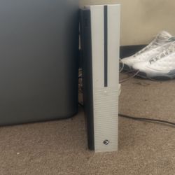 Xbox One W/ Controller 