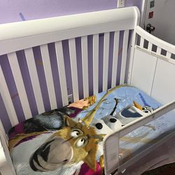 White Convertible Crib W/ Changing Table And Drawers