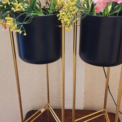 2 flower pots on high stand
