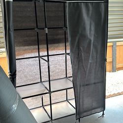 Es un closet para ropa de Amazone es gratis