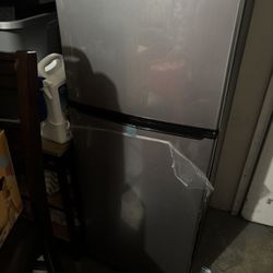 Mini Fridge/Freezer (Galanz) 