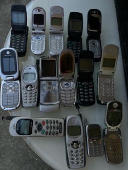 Vintage cell phones bundle as is