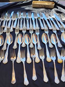 12 pa. Silverware set