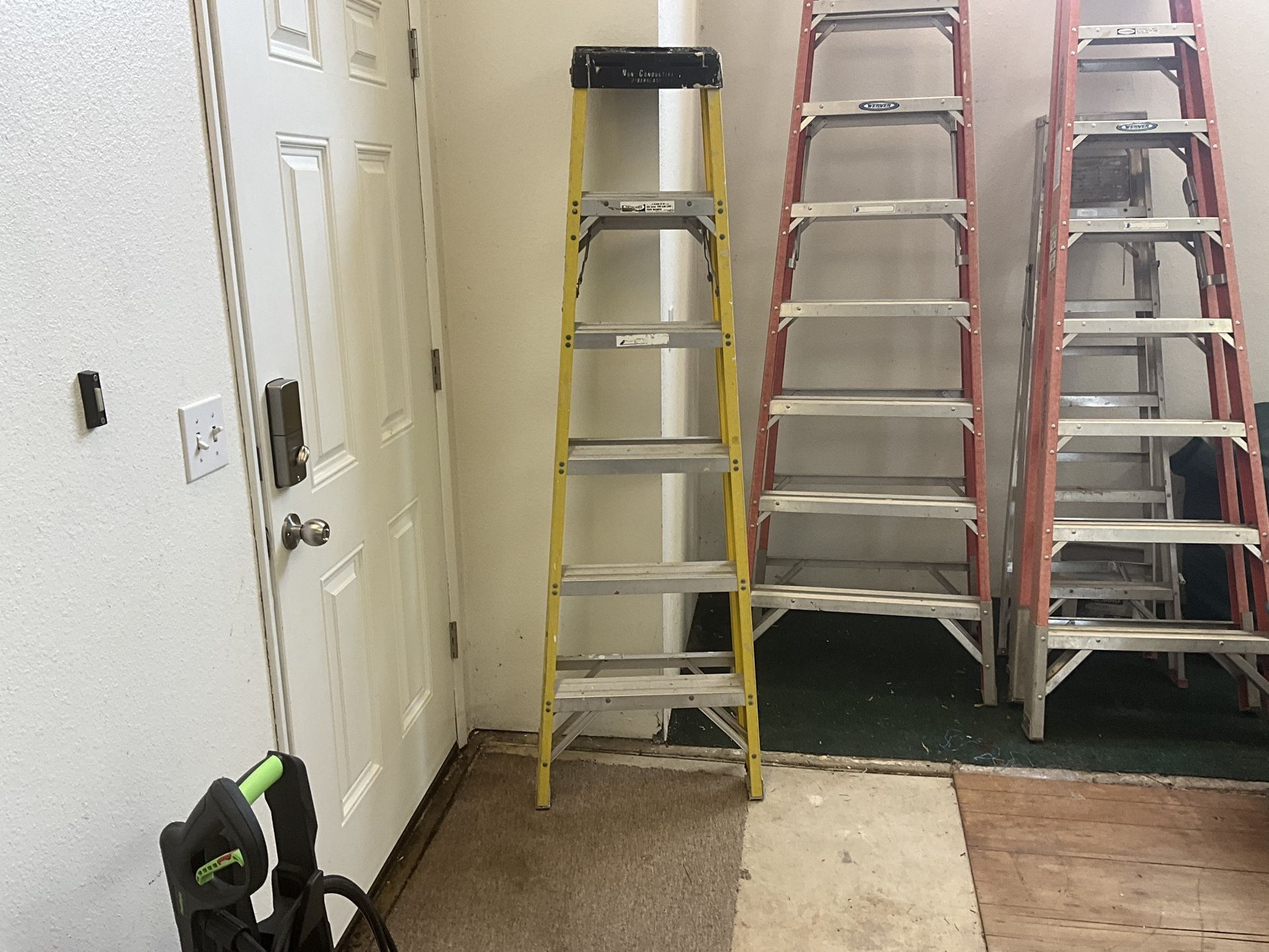 6’ Fiberglass Ladder