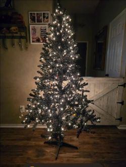 Nrand new 6 ft black Christmas tree 《Halloween 》