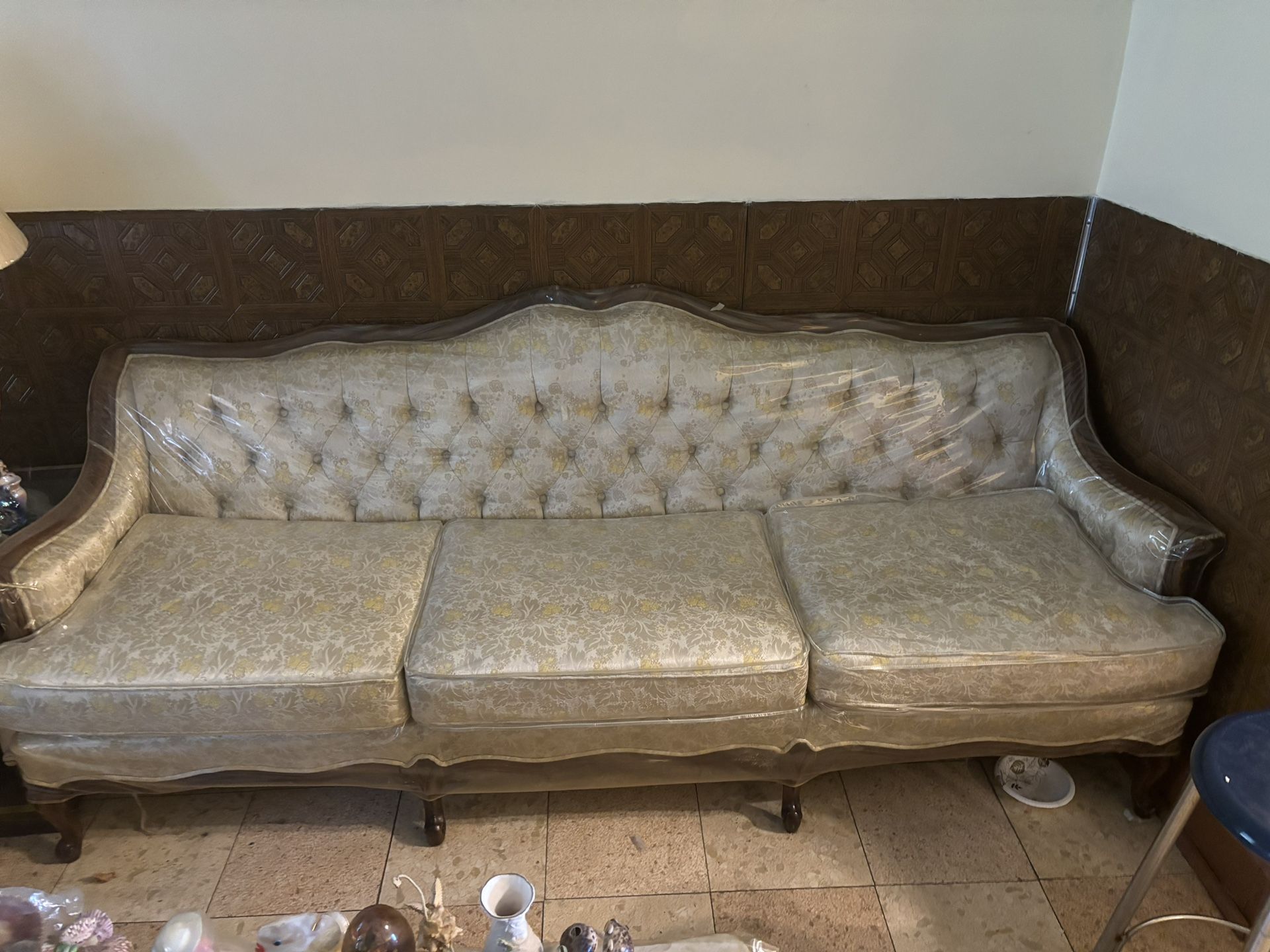 **FREE-STUFF**. Complete Living Room Set-**FREE**