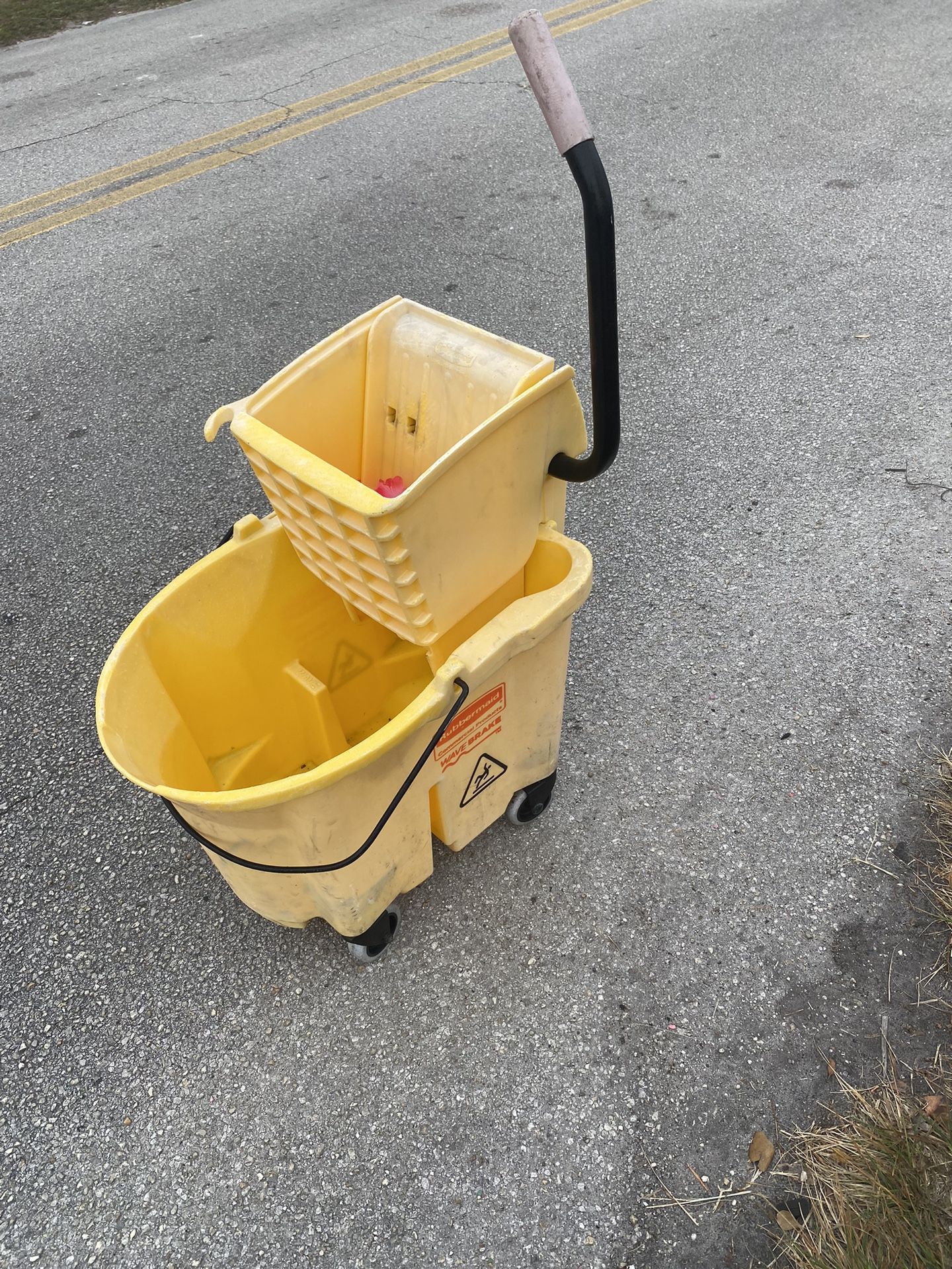 Rubbermaid Commercial Wavebrake Bucket Yellow