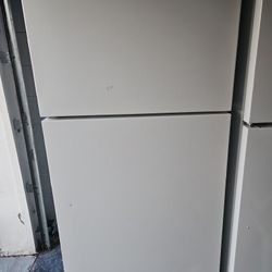 Amana White Refrigerator 
