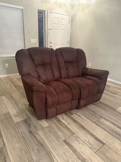 La-Z-Boy Reclining Love chair (can deliver if close)