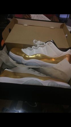Low Jordan 11s size 10.5