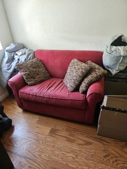 Love seat/pullout bed