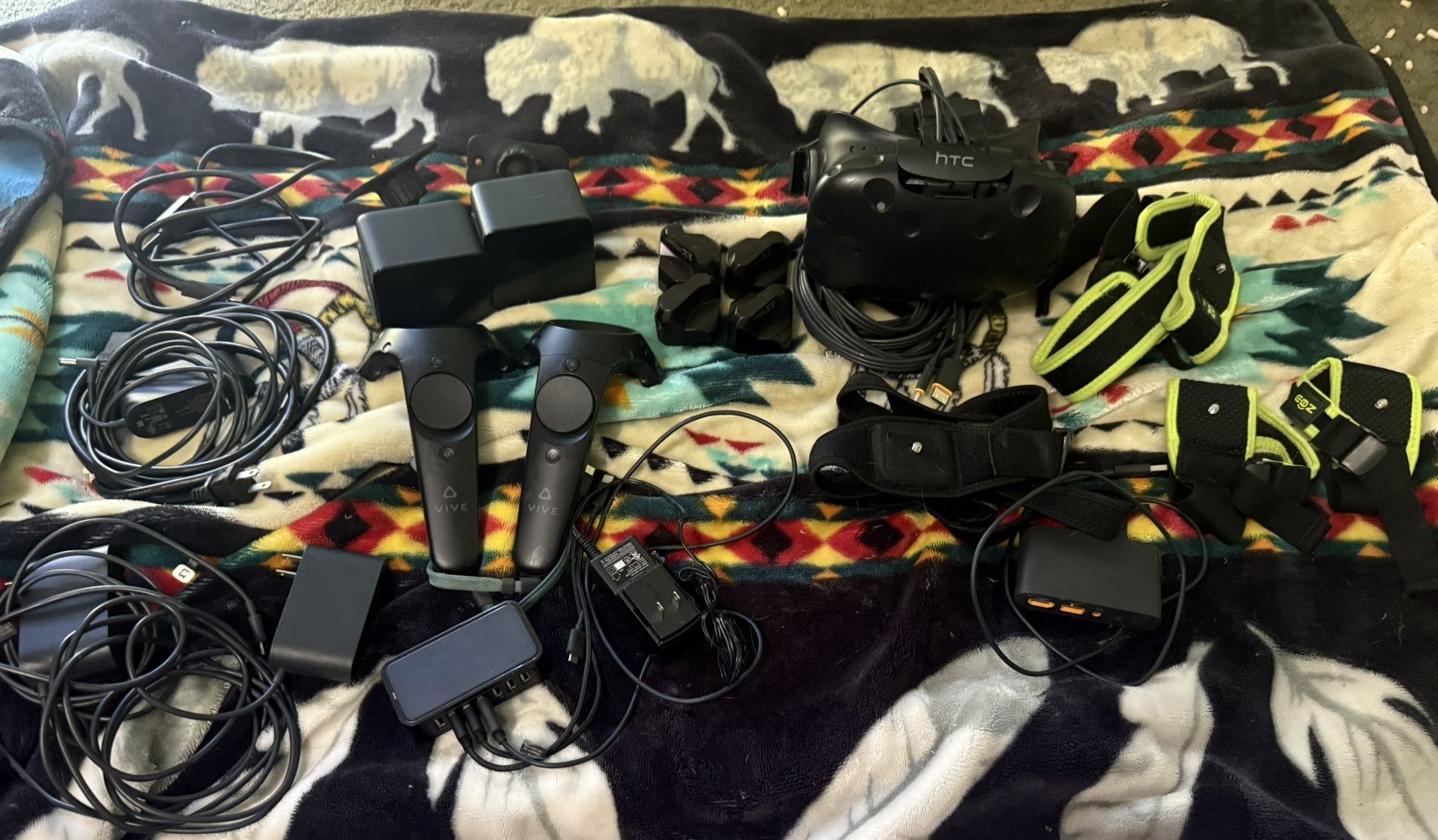 HTC VIVE headset+controllers+base Stations With 4 Tundra Trackers And Straps