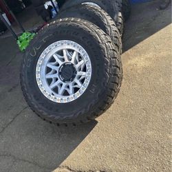 Vendo un set de rines nuevos con llantas toyo 285/70/17
