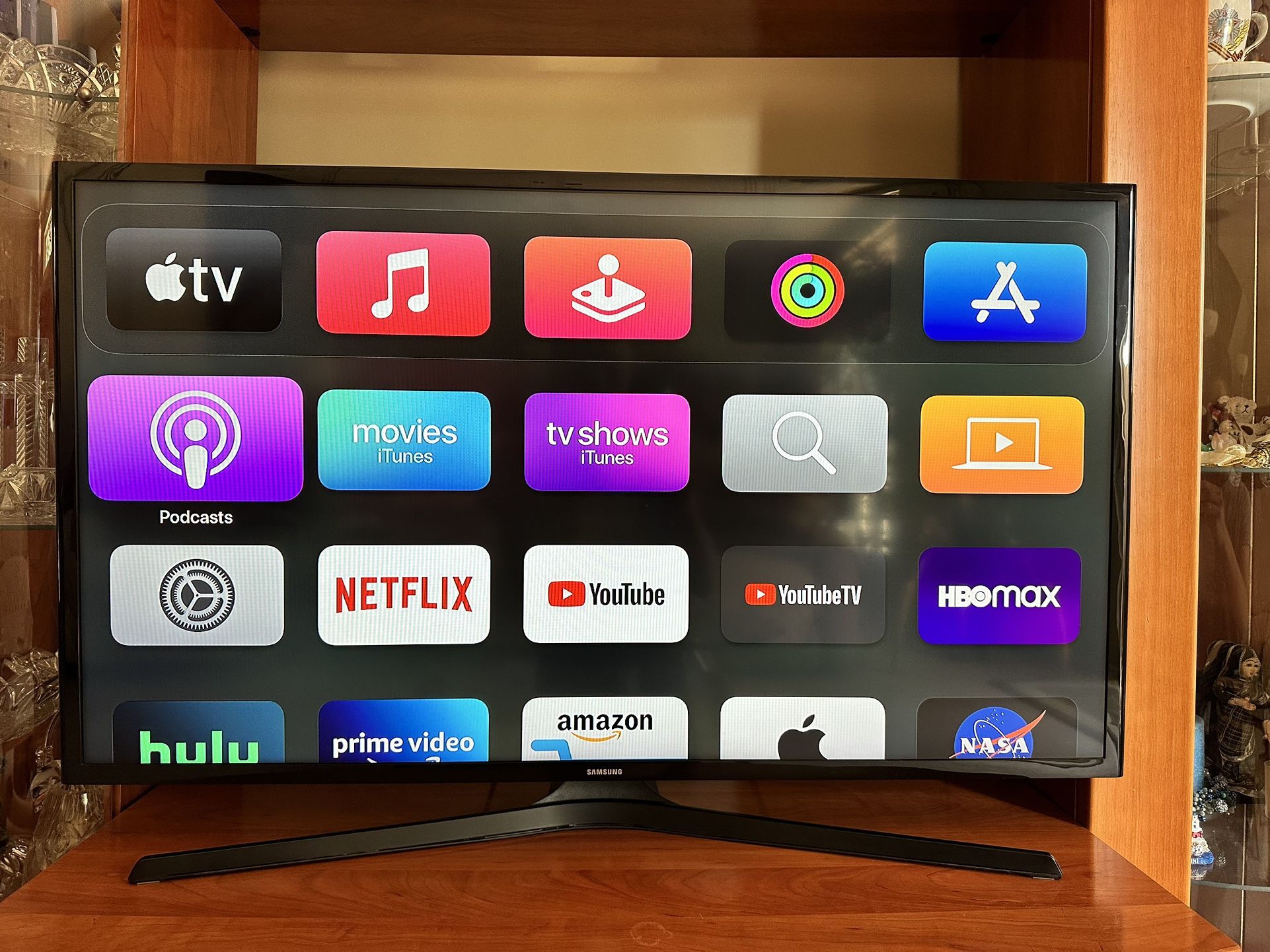Apple TV 4K, 64GB (remote and HDMI cable are included)