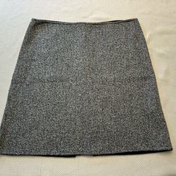 Elie Tahari reversable wool skirt grey tweed on one side and black on the other. estimated size 10 based on 17 inch waist