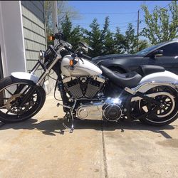 2016 Harley Davidson breakout