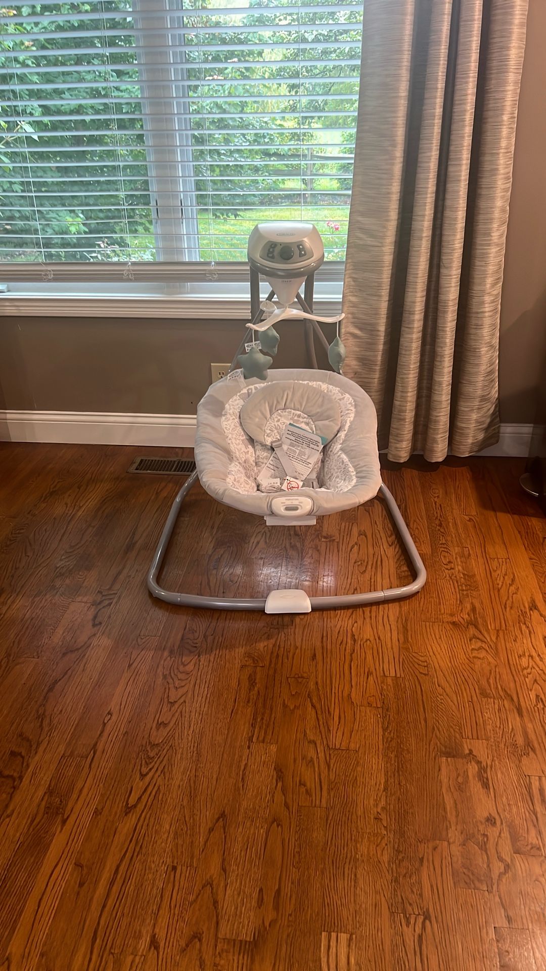 New! Graco simple sway Swing