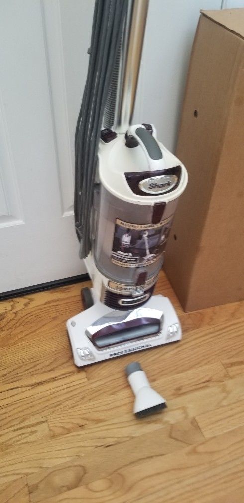 NEW Cond SHARK ROTATOR LIFT-AWAY MODEL VACUUM WITH ATTACHMENTS  , AMAZING POWER SUCTION    WORKS EXCELLENT. , IN THE BOX 