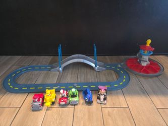 Paw patrol race track with rotating base + 6 vehicles