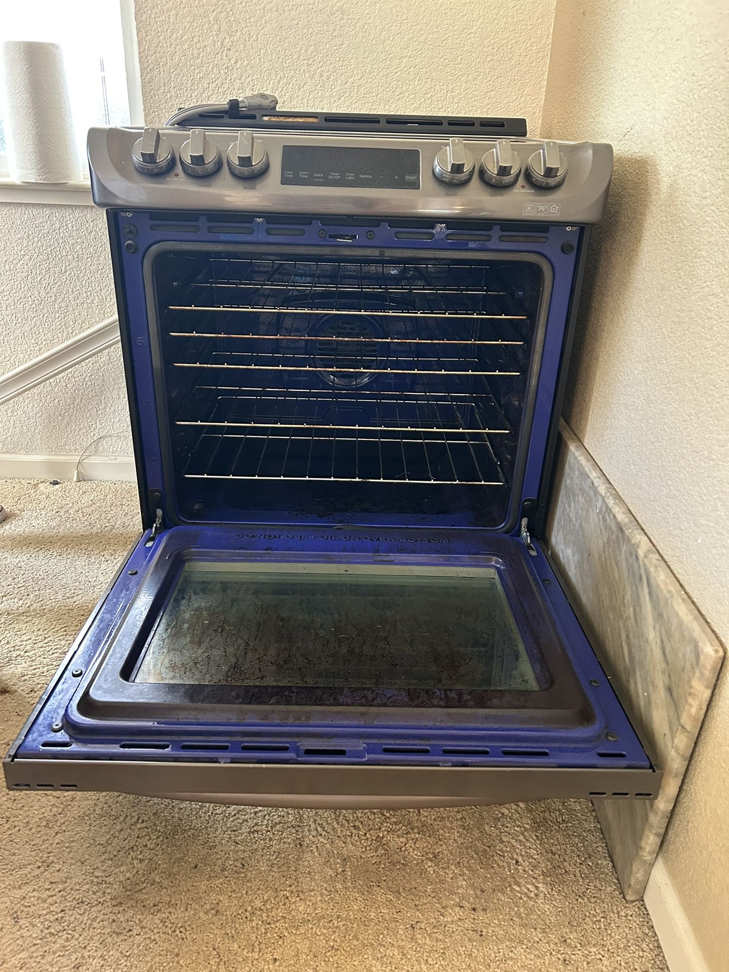 LG LSE4613BD 30” Black Stainless Steel Slide-In 5 Element Electric Range #123135