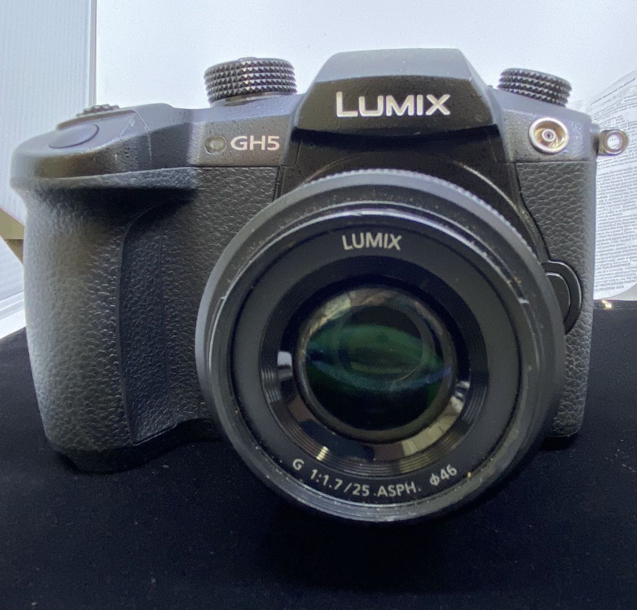 Panasonic LUMIX DC-GH5 20.3MP Digital Camera W H-H025 25mm F1.7 Mirrorless Micro Four Thirds Lens  And Battery And Camera