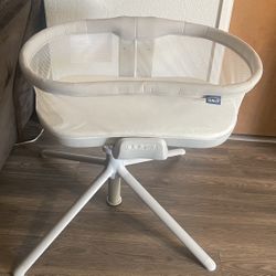 Halo Swivel Bassinet Like New