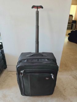 Rolling suitcase high-end everything works great