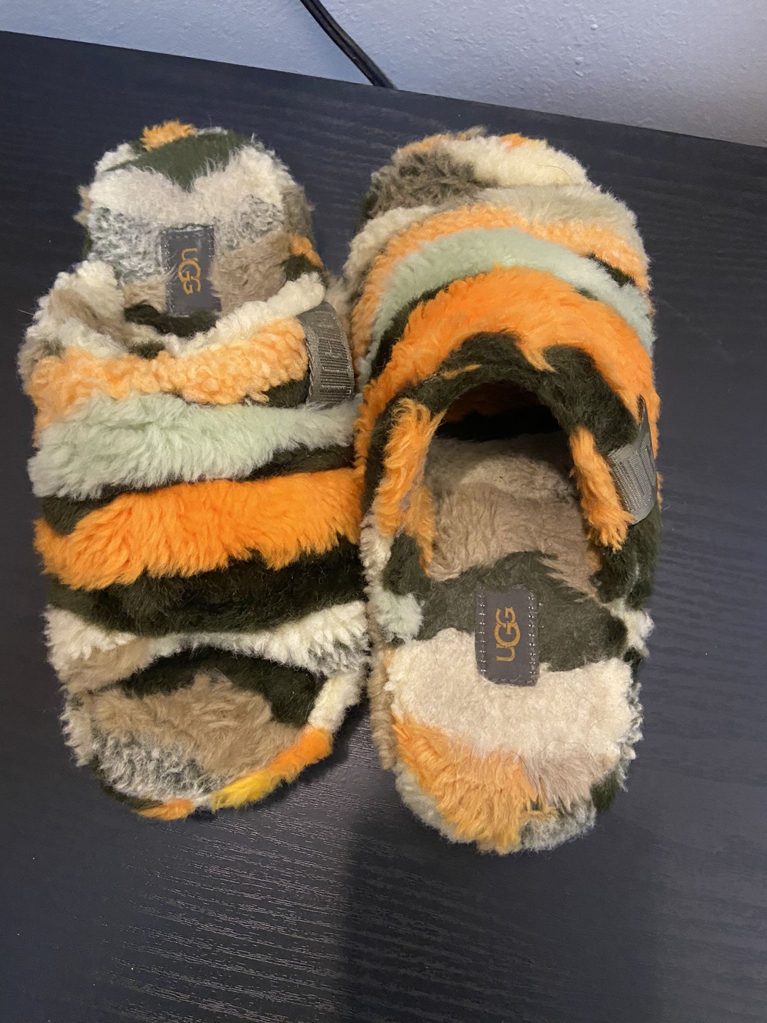 UGGS Womens Fuzzy Slippers/Slides. Size 6