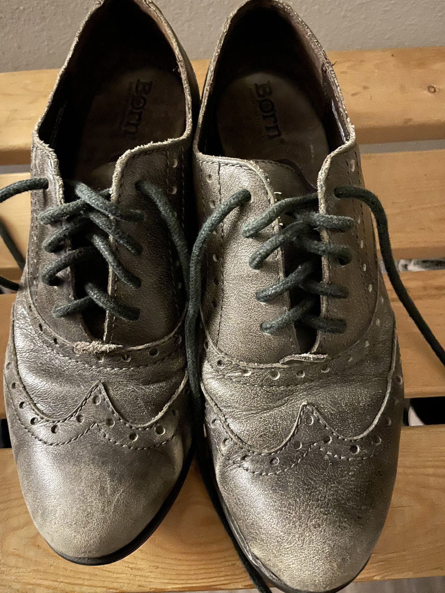 Born Leather Sz 6 Adorable Wing Tip Oxfords