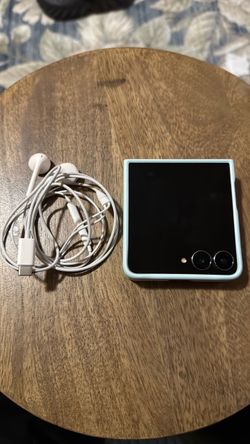 Used Samsung Z Flip 7 Color Mint with Apple type C Earphones