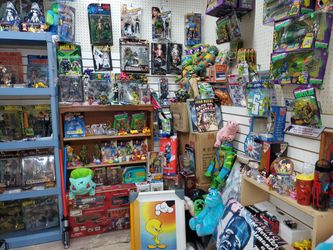 Very large collection of collectibles