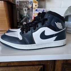 Jordan 1 Mid Midnight Navy