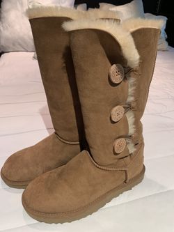 Woman’s Uggs Size 9