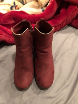Woman’s booties size 5