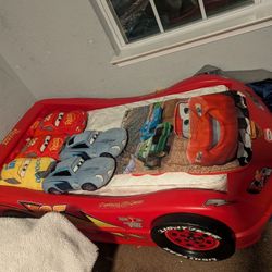  Lightning McQueen Toddler Bed  with Mattress and 5 Cars Pillows 