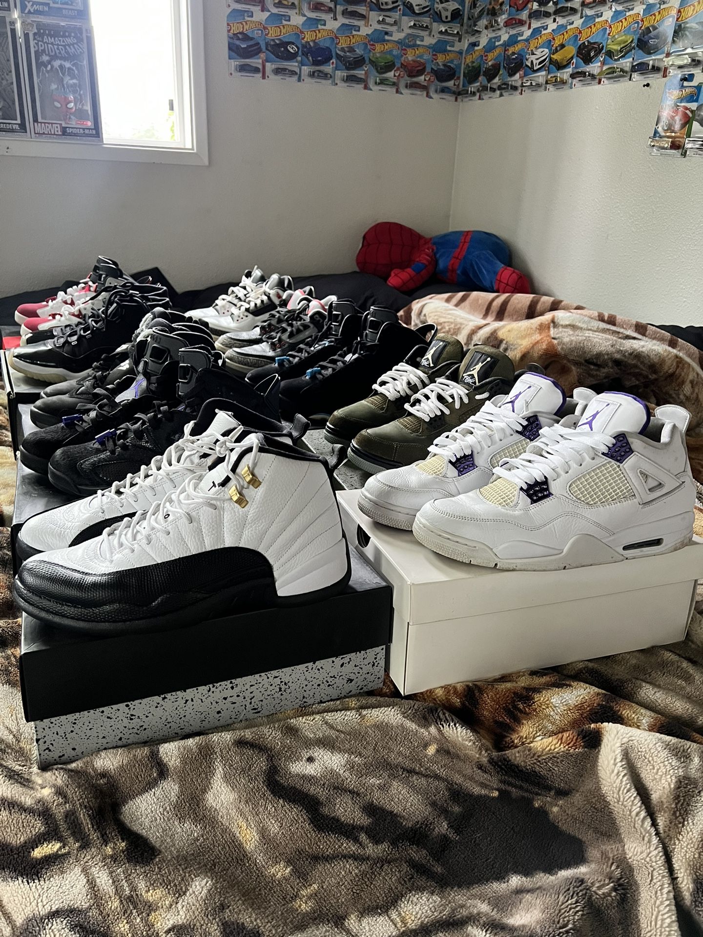 10 PAIRS OF JORDANS SIZE 10-11.5