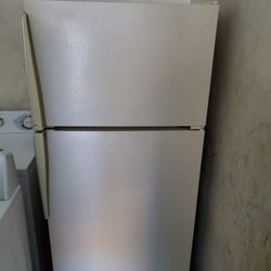 Amana Refrigerator Nice And Clean 