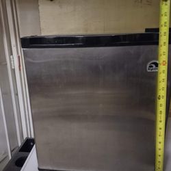 Igloo Mini Fridge With Ice Cube Tray Size Freezer for Sale in Aurora, CO -  OfferUp