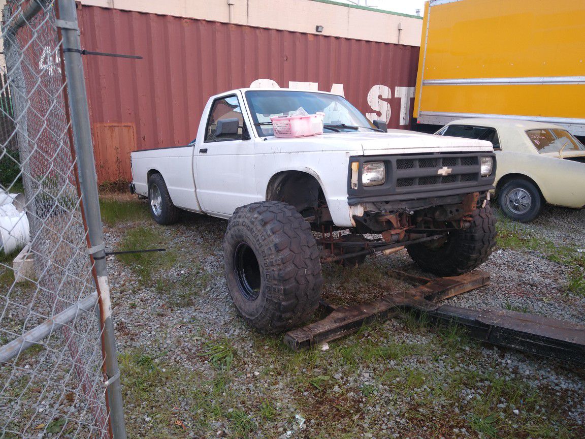 Parting out S.A.S 1991 Chevy S10 pickup 2wd