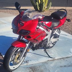 VERY CLEAN SUZUKI SV650S - LOW MILES!