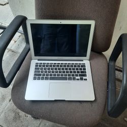 sale for Parts 13" MacBook Air i5 Processor 128gb SSD 4gb RAM year 2015 ( not Turn On)