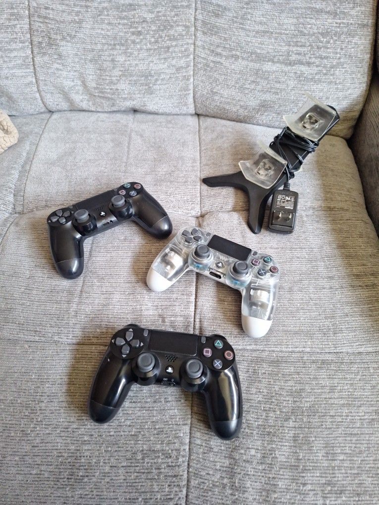 Ps4 Controllers And Charger