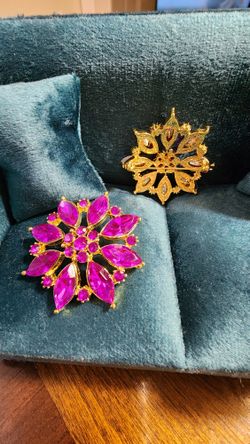 Scarf/Hat Crystal Pin