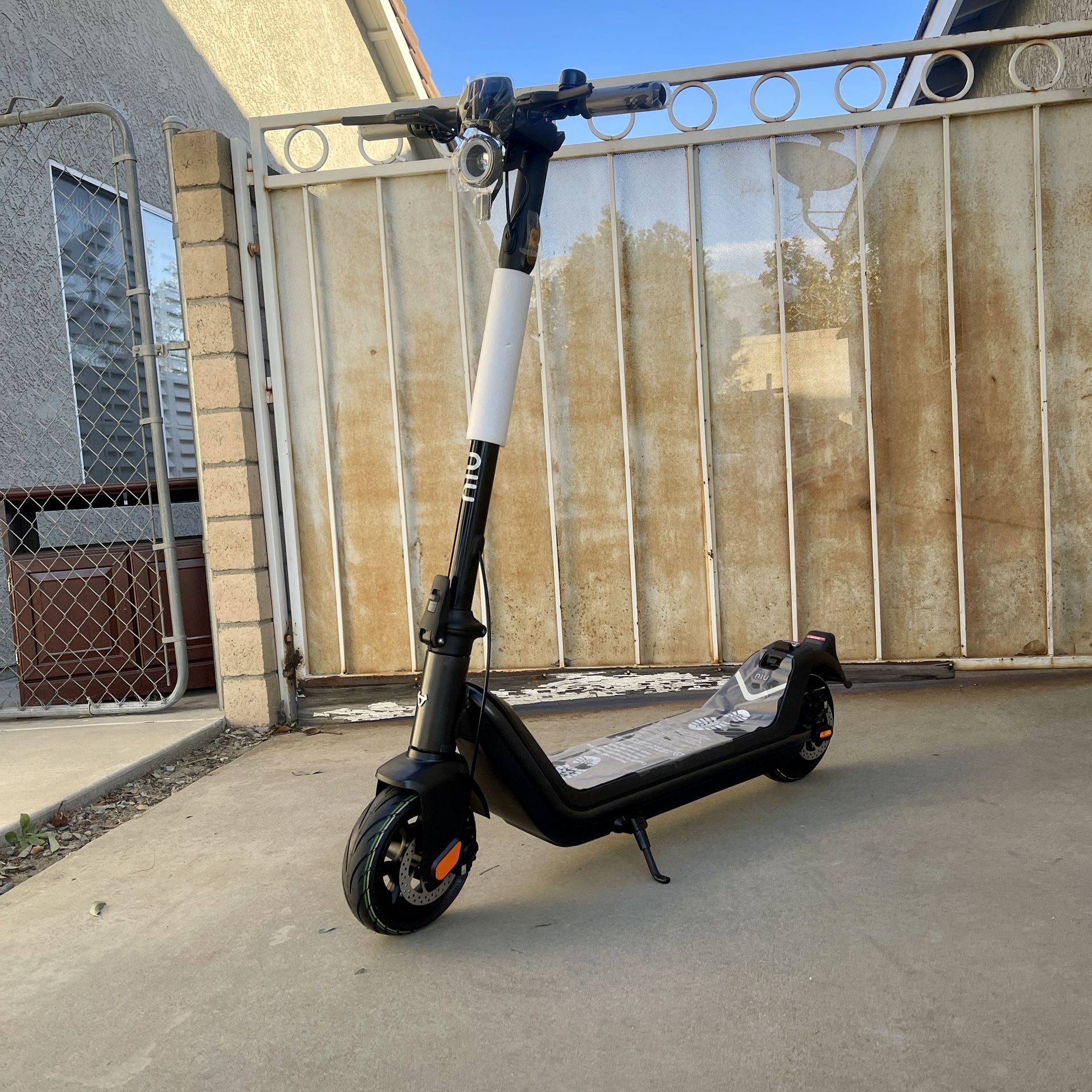 NIU Electric Scooter for Adults - KQi3 Pro 350W Power, 31 Miles Long Range, Triple/Dual Braking System Portable & Folding